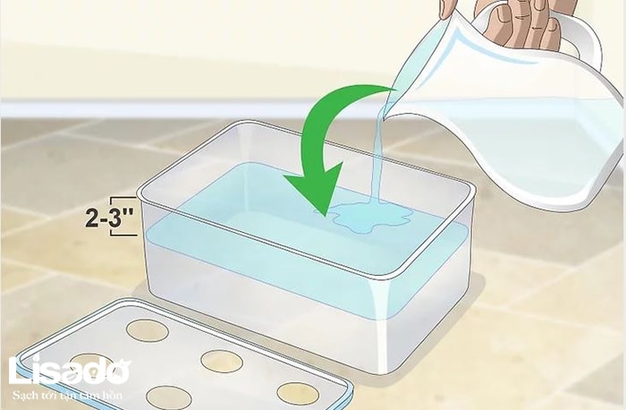 Đổ nước gần đầy hộp, để trống 2 đến 3 inch (5.08 cm đến 7.62 cm) phần bề mặt của hộp