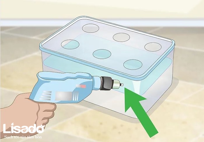 Hãy khoan một lỗ nhỏ trên hộp nhựa (phía trên phần chứa nước) hoặc trên nắp hộp